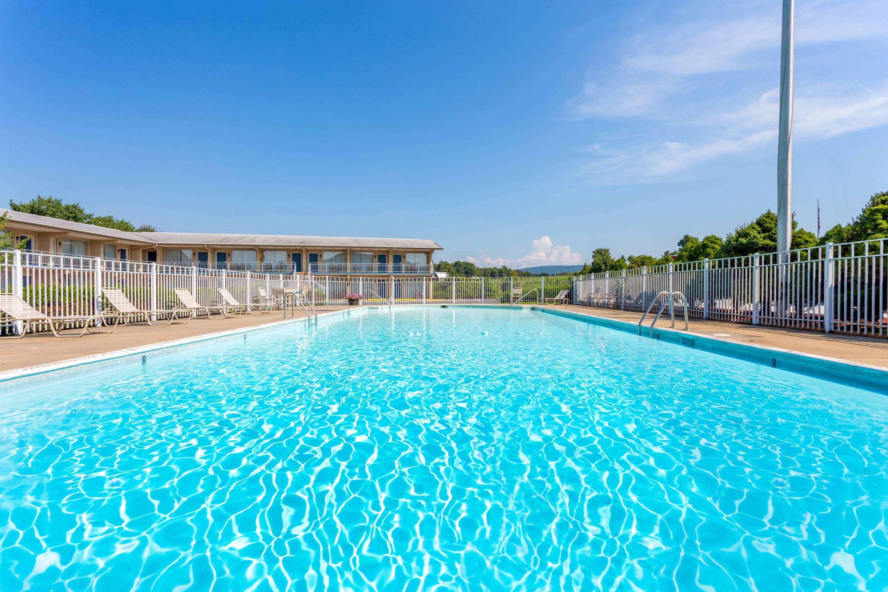 Days Inn By Wyndham Breezewood Exterior foto