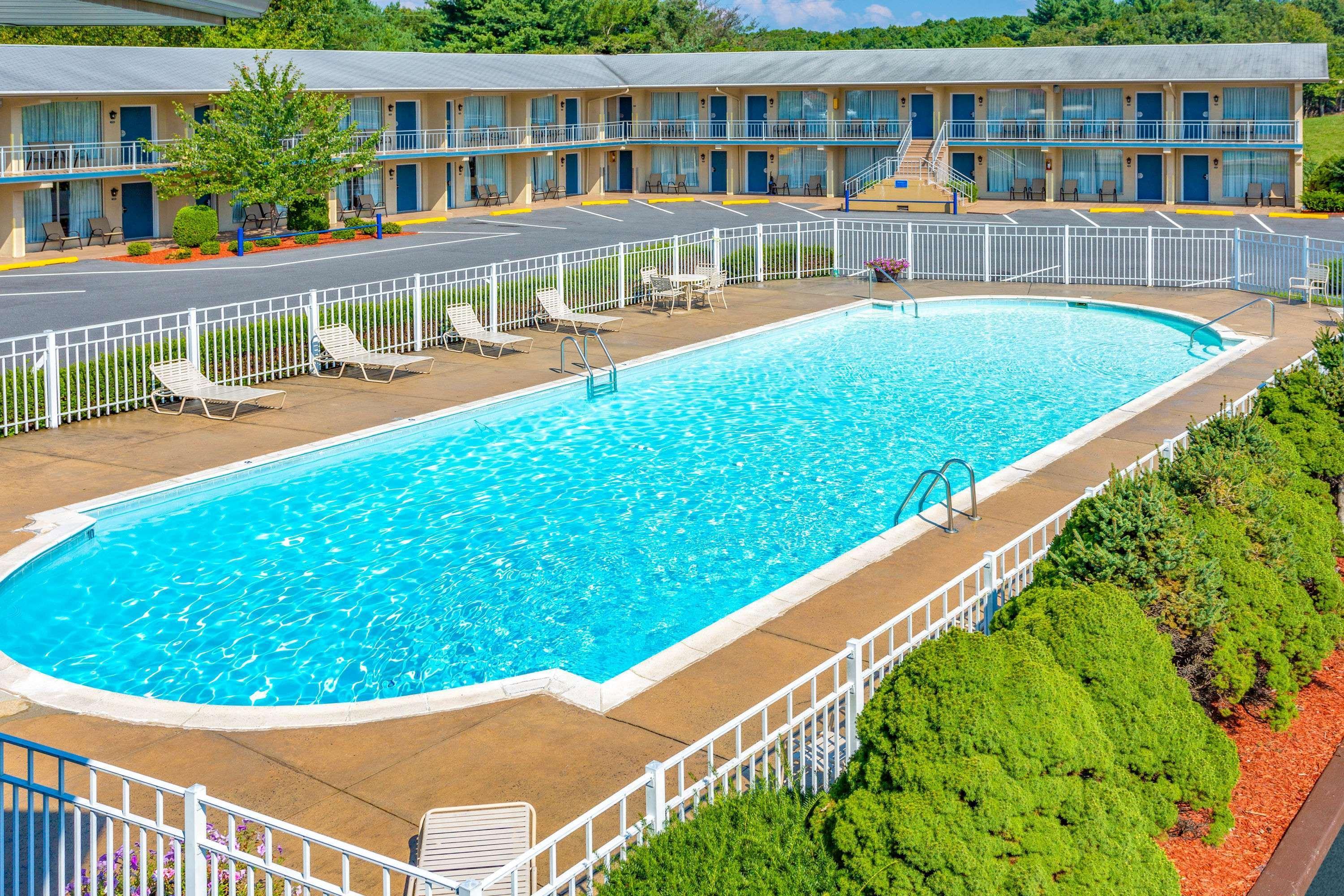 Days Inn By Wyndham Breezewood Exterior foto