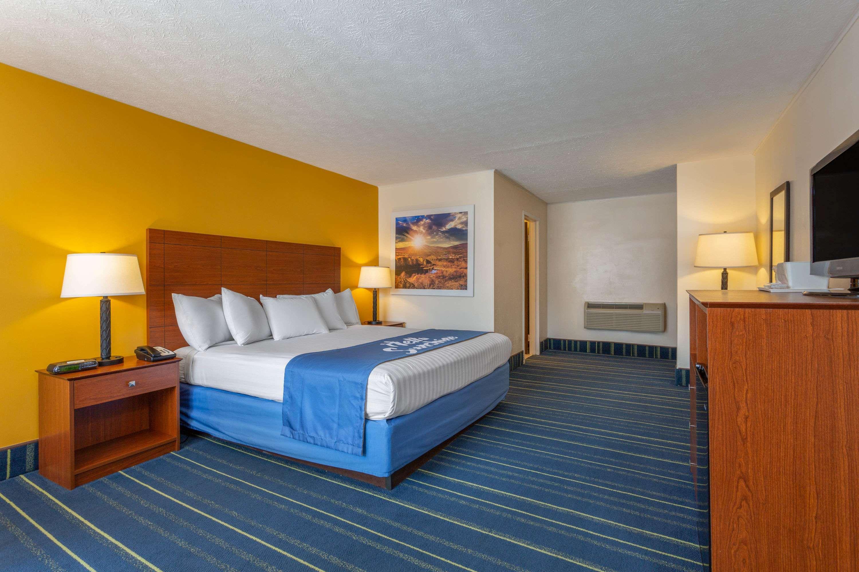 Days Inn By Wyndham Breezewood Exterior foto